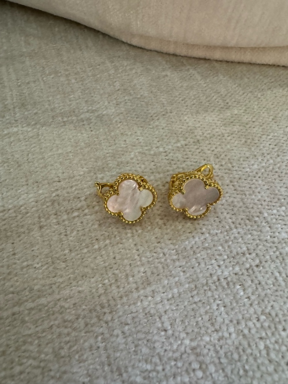 Gold Clover Mother-of-Pearl Stud Earrings - Pink